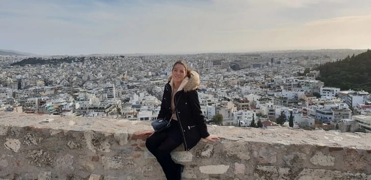 Angie met uitkijk vanaf de Acropolis op Athene